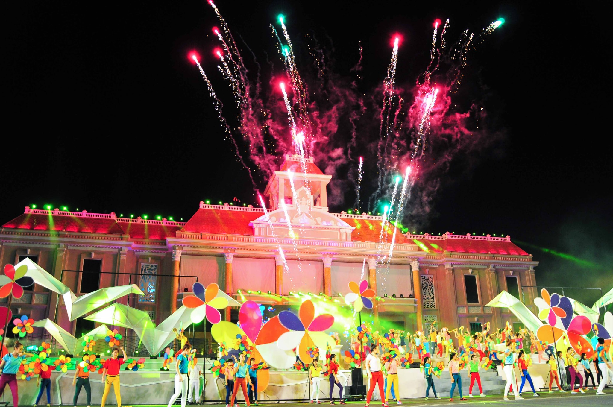 Immerse yourself in a lively atmosphere 
